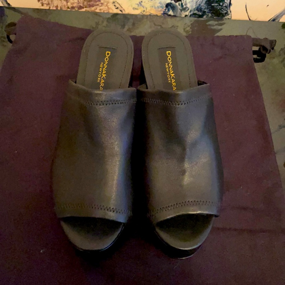 Donna Karan Napa leather size 7 platform sandal